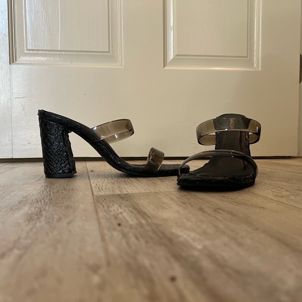 Kaanas Florence shoe.  Never worn 3 1/2 “ heel size9